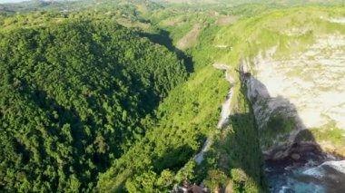 İHA doğrudan kıyı şeridi uçurumlarına ve patikalara düştü. Bali 'deki Tanah Lot su tapınağındaki ağaçlar arasındaki sahil şeridi uçurumları ve patikaları doğrudan aşağı bakan hava aracı tarafından vuruldu.