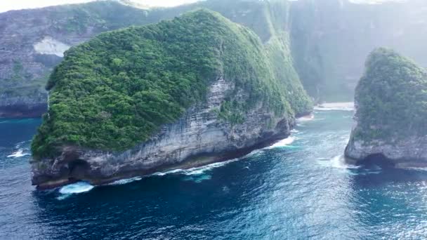 Een drone vlucht over de steile kliffen en turquoise wateren bij Kelingking Beach op Nusa Penida in Bali Indonesië — Stockvideo