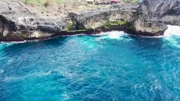 Går vidare till den naturliga poolen. Flygfoto av Angels Billabong, Nusa Penida, Indonesien — Stockvideo