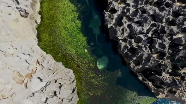 Rotación de arriba hacia abajo sobre la piscina natural Ángeles Billabong entre las rocas en la isla de Nusa Penida, Indonesia. Imágenes de alta calidad de los ojos de las aves aéreas 4k — Vídeos de Stock