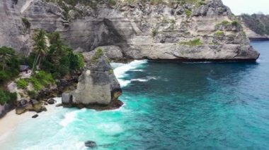 Nusa Penida Bali Endonezya 'daki Elmas Plajı' nın vahşi cennet manzarası. Yüksek kalite 4k görüntü