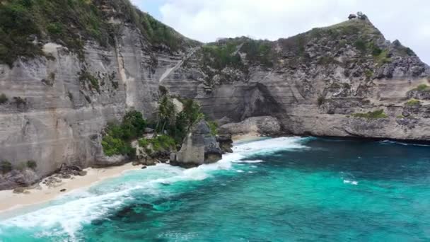 Blick auf das wilde Paradies Diamond Beach in Nusa Penida Bali Indonesien. Hochwertiges 4k Filmmaterial — Stockvideo