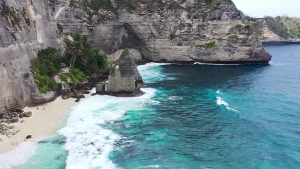 Μπαλί, Ινδονησία, εναέρια άποψη της ακτογραμμής του νησιού Nusa Penida που δείχνει ασβεστόλιθους σχηματισμούς βράχων στην παραλία Diamond — Αρχείο Βίντεο