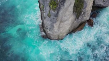 Elmas kayanın havadan kapatılması. Nusa Penida Adası 'ndaki Diamond Sahili' nin yukarıdan görünüşü. Gök mavisi suyu olan güzel bir okyanus. Bali, Endonezya