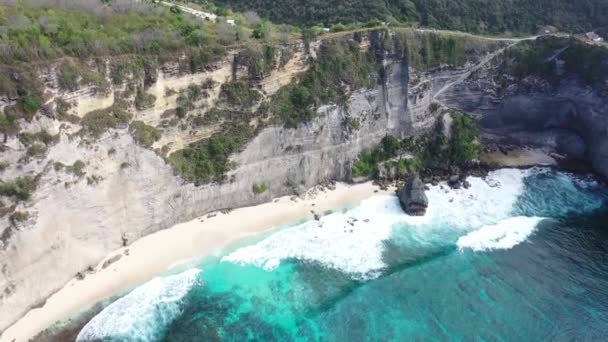 Tilt down view on hidden sandy beach with azure water in Diamond Beach, Nusa Penida, Μπαλί, Ινδονησία. Υψηλής ποιότητας 4k εναέρια πουλιά βίντεο μάτι — Αρχείο Βίντεο