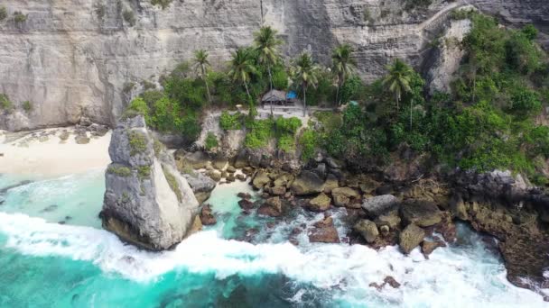 Diamond Beach, Nusa Penida, Bali, Endonezya 'daki okyanus ve dağların havadan görünüşü. Güzel gök mavisi su. Ünlü turistik yer. — Stok video