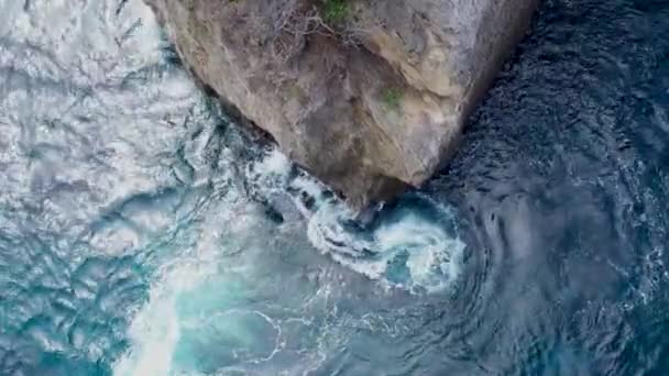 Top down aerial view. Beautiful Seaside Cliffs with Crashing Waves and strong current — Stock Video