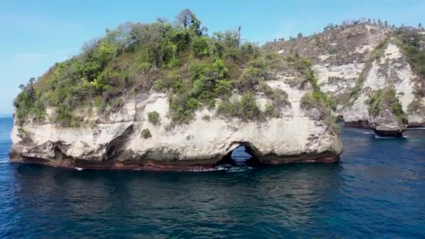 Μεγάλη τρύπα στα βράχια. Τούνελ στον γκρεμό στον ωκεανό στην παραλία Diamond στη Νούσα Penida Island, Μπαλί στην Ινδονησία. Αεροφωτογραφία 4K — Αρχείο Βίντεο