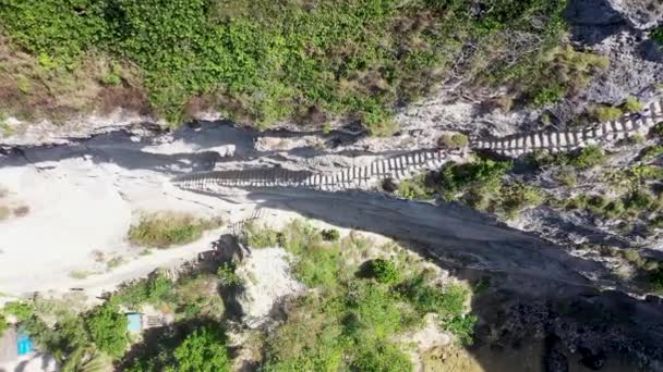 Top down view voor mensen zijn Walking Down The Stairs to Diamond Beach. Kristalhelder blauw water met witte rots klif. Populaire toeristische bestemming Prachtige Natuur Landschap — Stockvideo