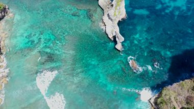 Nusa Penida, Bali, Endonezya 'da Elmas Sahilinin Üstten Aşağı Atışı