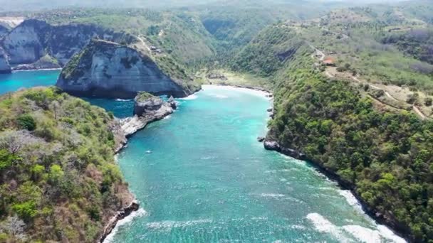 Aerial drone footage of the idyllic Atuh beach in Nusa Penida in Bali, Indonesia. The island is famous for its dramatic landscape and beaches — Stock Video