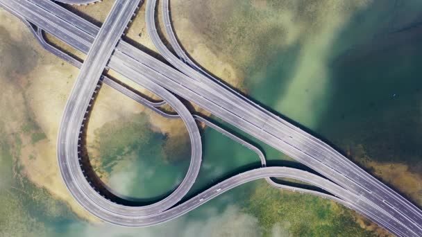 Sortie sud de Mandara Toll Road à Bali Indonésie avec des voitures, prise de vue aérienne. Vue du haut vers le bas — Video