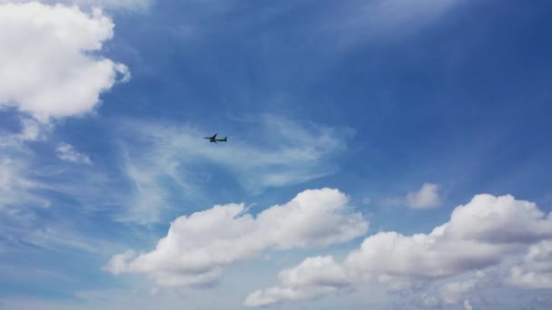 Big Jet Flugzeug auf blauem bewölkten Himmel Hintergrund — Stockvideo