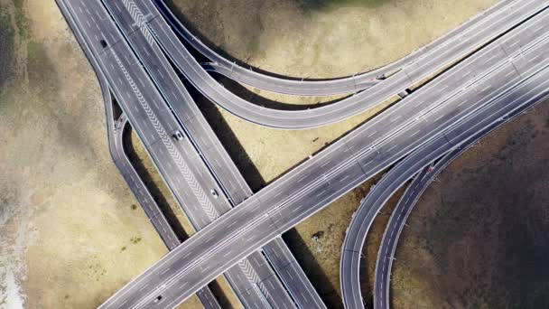 Vista aérea de la carretera de peaje Bali Mandara sobre el mar en la isla de Bali. Coche, puente de la motocicleta a través del Golfo de Benoa que conecta la ciudad de Denpasar y el sur de Kuta, Nusa Dua y el aeropuerto internacional de Ngurah Rai. — Vídeo de stock