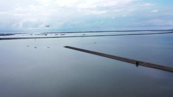 2021年10月17日バリのデンパサール。航空機のドローン映像民間航空機ボーイング737はインドネシアのバリ国際空港ングラライに着陸しています — ストック動画