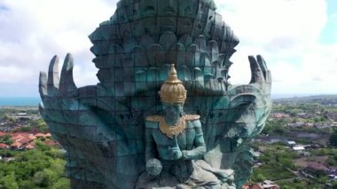 Hava aracı görüntüleri Balis Most Iconic Landmark Hindu tanrısı Garuda Wisnu Kencana heykeli ayrıca GWK heykeli Garuda Wisnu Kencana Kültür Parkı, Bali, Endonezya 'da bulunan 122 metrelik bir heykel.