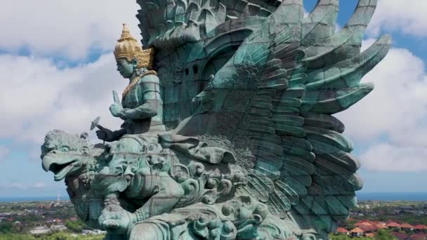 Garuda Wisnu Kencana GWKバリの記念碑は青い空と雲で晴れた日に傾きを閉じます。空中ドローン映像 — ストック動画