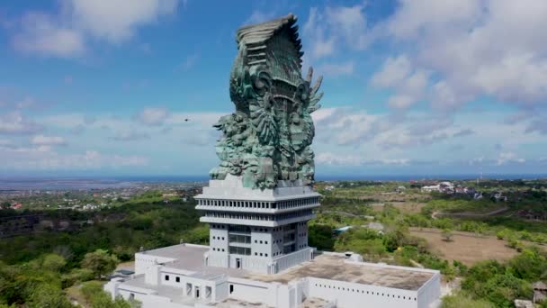 Luchtfoto standbeeld hindoe god garuda wisnu kencana Standbeeld, Bali. De sightseeing Helicopter vliegt langs het GWK standbeeld. Standbeeld bij ingang Garuda Wisnu Kencana Cultuurpark — Stockvideo