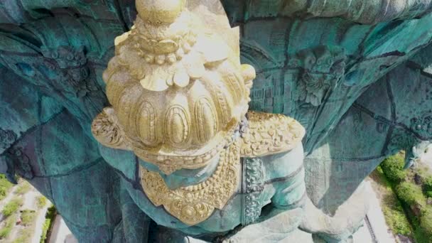 Oblicze hinduskiego bóstwa Wisznu w posągu Garuda Wisnu Kencana na Bali, Indonezja. Zbliżenie widok z lotu ptaka na postać religijną na dużej miedzianej posągu wznoszącej się nad miastem — Wideo stockowe