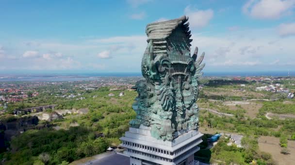Luchtfoto van Garuda Wisnu Kencana Standbeeld in Bali Indonesië. Gezicht van Majestueuze Hindoe Godheid Vishnu — Stockvideo
