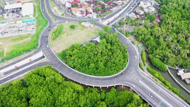 Roundabout tráfego de carros e caminhões no círculo anel estrada vista superior aérea — Vídeo de Stock