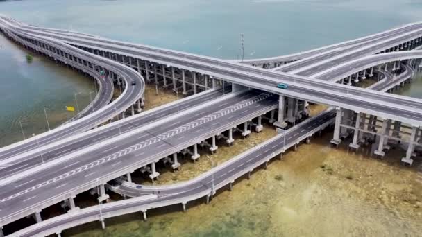 Mehrstraßenübergang auf einer Autobahn. Close-up mehrere Brücke Straße Antenne. Landschaft auf dem Land. Autobahnen, Autos. Transport von Passagieren und Gütern. Mautstraße Bali, Indonesien — Stockvideo