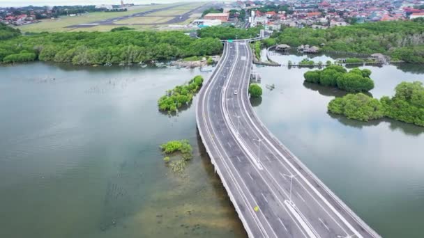 Isla de Bali, Indonesia, imágenes de la carretera de peaje que conecta la península con la parte principal de Bali — Vídeo de stock