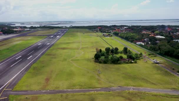 Velké neoznačené obchodní letadlo přistávající na mezinárodním letišti Bali. Uzavřete záběry ze vzdušných dronů. pohled shora. Obrovské přistání osobního letadla — Stock video