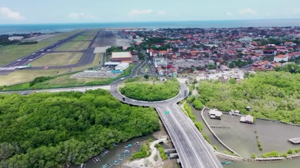Rotonda aerea vicino all'aeroporto internazionale di Bali. Passate al traffico intenso. Video 4k di alta qualità — Video Stock