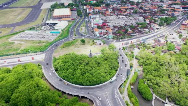 Rotonda de imágenes aéreas cerca del Aeropuerto Internacional de Bali. Vista estática de arriba hacia abajo al tráfico ocupado. Video de alta calidad 4k — Vídeo de stock