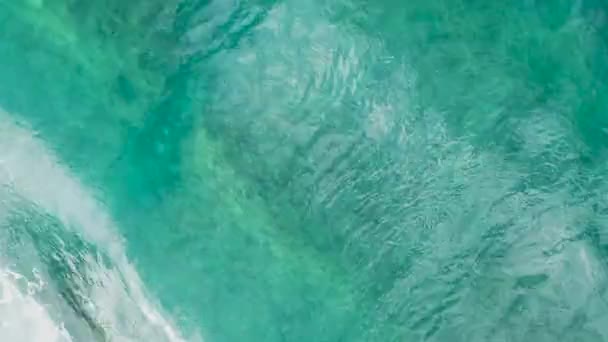 緑の海の水のテクスチャの高高度からの空中トップダウンビュー。カメラは水面に飛び、水面の景色を眺める。水面の背景。4K空撮 — ストック動画