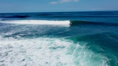 Sörfçünün Uluwatu Bali Endonezya 'da sörf yaparken yakın plan çekimi.