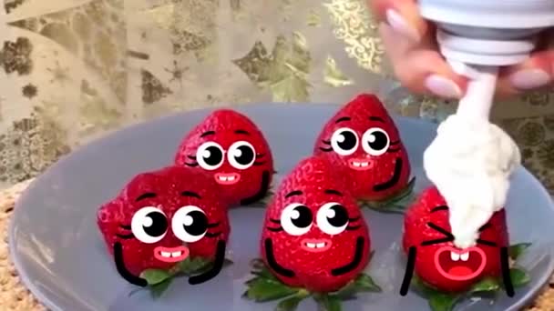 Grupo de frutas de fresa feliz a la espera de ser decorado con crema batida. Vídeo divertido — Vídeos de Stock