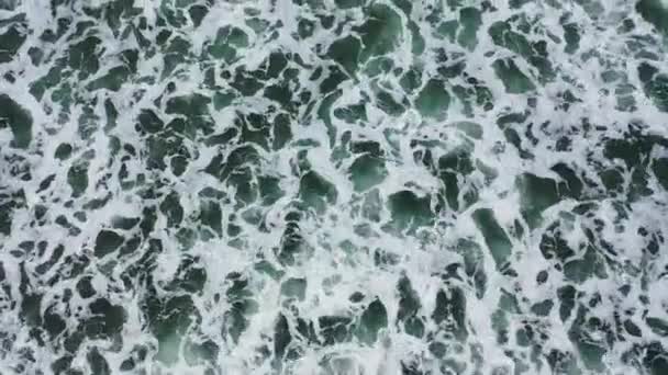 Imágenes aéreas de olas oceánicas rompiendo en la orilla después de una tormenta — Vídeos de Stock