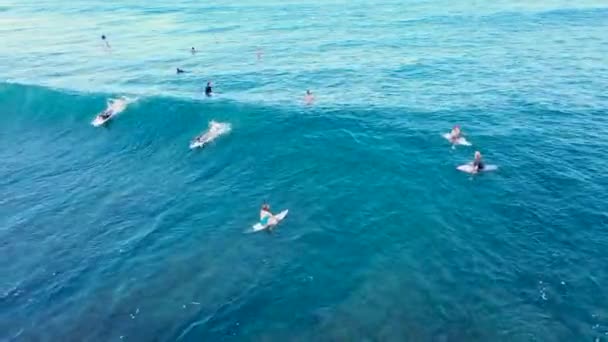 Surfer złapał nagranie z fali w Uluwatu Beach, Bali, Indonezja. Wysokiej jakości materiał 4k — Wideo stockowe