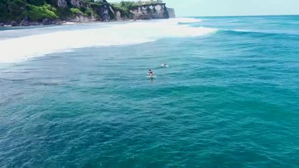 Surfista coger las imágenes aéreas ola en la playa de Uluwatu, Bali, Indonesia. Imágenes de alta calidad 4k — Vídeo de stock