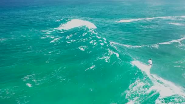 Hawaii 'de muhteşem manzaralı dalgaları yakalayan sörfçülerin güzel manzarası. — Stok video
