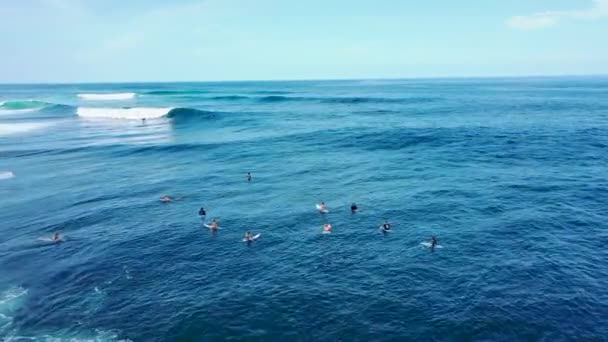 Uluwatu, Bali, 15. října2021. Letecký pohled na surfaře pádlování a mine vlnu — Stock video