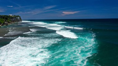 Yukarıdan manzara, mavi denizin beyaz dalgalı güzelliği..