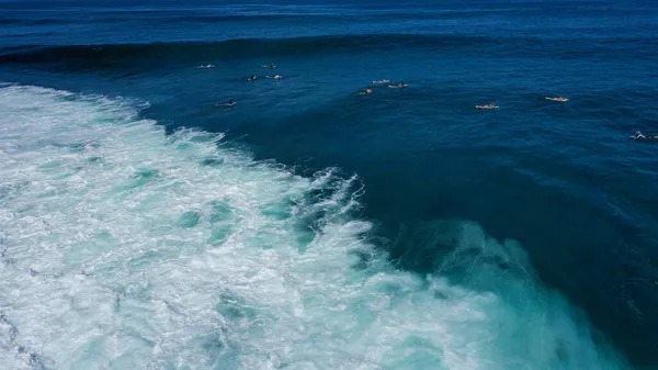 从上方俯瞰在蓝色海面上翻滚的巨浪 在巴厘岛Uluwatu海滩的海面上 阳光灿烂 — 图库照片