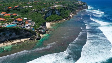 Bali 'deki en güzel plajlardan birinde beyaz dalgaların oluşturduğu deniz manzarası..