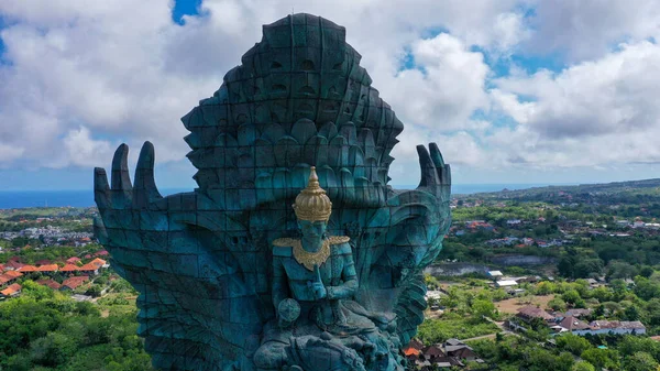 高さ121Mのガルーダ ヴィシュヌ ケンカナ像の半分がウンガサン バリにある — ストック写真
