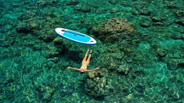 Vista Aérea Hermosa Mujer Acostada Superficie Azul Del Mar Tranquila — Foto de Stock