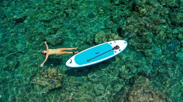 Vue Aérienne Jolie Femme Couchée Sur Surface Mer Azur Calme — Photo