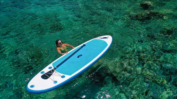 Jeune Belle Femme Relaxant Dans Mer Sur Une Planche Sup — Photo
