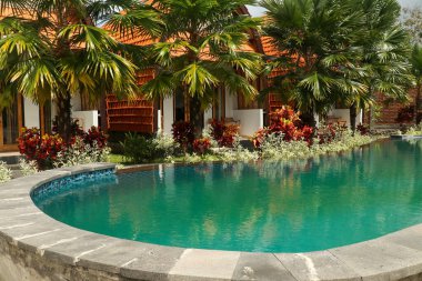 Nusa Penida 'daki tropik bungalovda basit bir yüzme havuzu..