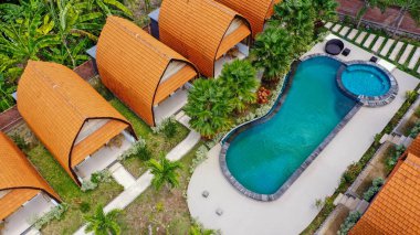 Havuzu olan lüks bir bungalovun yukarıdan görünen manzarası..