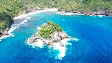 Andaman Denizi 'nin, Phuket' in, Tayland 'ın berrak sularının üzerinde tropikal mavi gökyüzü ile Surin sahilinin güzel manzarası. İHA alındı.