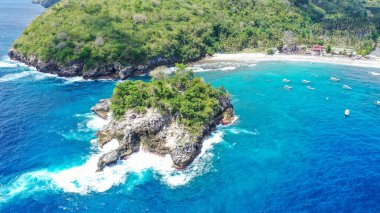 Crsytal Körfezi kıyı şeridi ve sahil manzarası, Nusa Penida Adası, Bali.