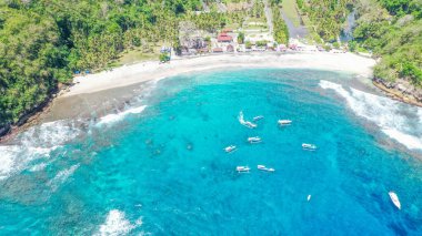 Turkuaz suyla inanılmaz güzel mavi bir deniz manzarasının uçan dronundan fotoğraf..